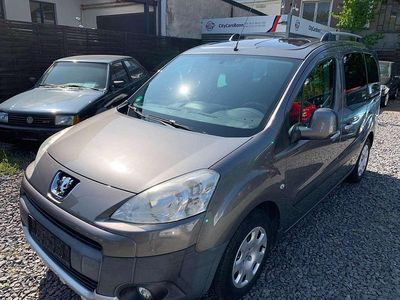 Moondust/metallic Gebraucht 2011 Peugeot TePee Family Van / Kleinbus | 5.890 € (Etwas zu teuer)