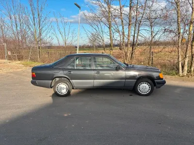 Usata Mercedes E230 132 CV (97 kW) 1991 Nero Berlina