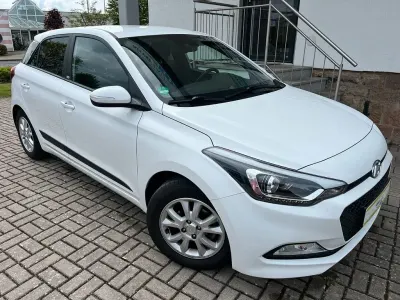 Gebraucht Hyundai i20 Passion 84 PS (61 kW) 2016 Weiß Limousine