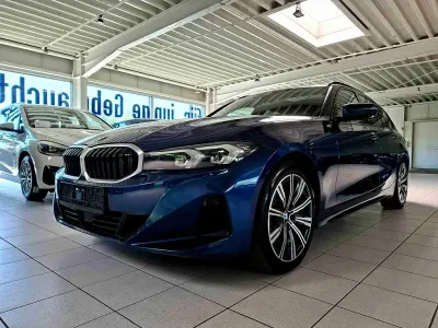 Gebraucht BMW 330 Sport Line 286 PS (210 kW) 2023 Phytonicblau metallic Kombi