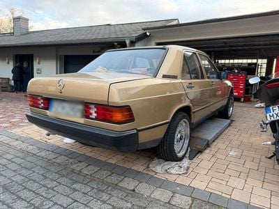Usata Mercedes 190 105 CV (77 kW) 1986 Oro Berlina