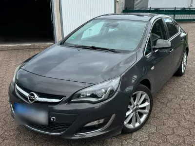 Gebraucht Opel Astra 140 PS (102 kW) 2012 Grau Limousine