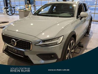 Grau vapour grey / metallic Gebraucht 2023 Volvo V60 CC Plus Kombi | 39.890 € (Fairer Preis)