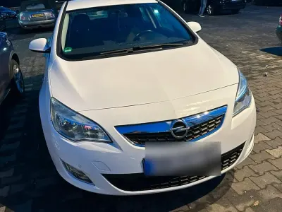 Gebraucht Opel Astra 101 PS (74 kW) 2011 Weiß Limousine
