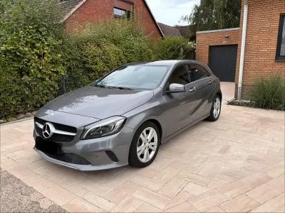 Gebraucht Mercedes A180 Urban 122 PS (89 kW) 2016 Grau Kleinwagen