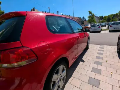 Gebraucht VW Golf VI 85 PS (62 kW) 2009 Rot Kleinwagen