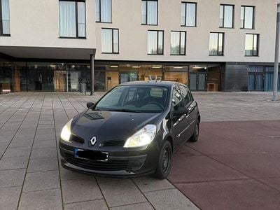 Schwarz Gebraucht 2009 Renault Clio III Kleinwagen | 2.000 €