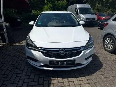 Gebraucht Opel Astra Edition 105 PS (77 kW) 2016 Weiß Limousine