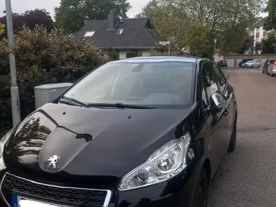 Gebraucht Peugeot 208 82 PS (60 kW) 2015 Schwarz Kleinwagen