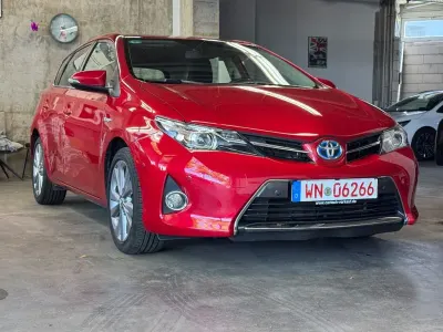 Gebraucht Toyota Auris Hybrid 99 PS (72 kW) 2013 Rot Limousine