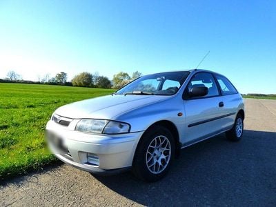 Usata Mazda 323 73 CV (53 kW) 1998 Argento Utilitaria