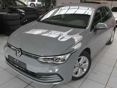 Gebraucht VW Golf VIII 150 PS (110 kW) 2020 Mondsteingrau Limousine
