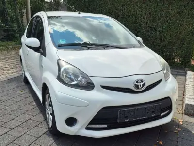 Gebraucht Toyota Aygo 68 PS (50 kW) 2013 Weiß Kleinwagen