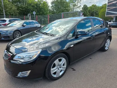 Gebraucht Opel Astra Design Edition 120 PS (88 kW) 2011 Saphirschwarz/black sapphire Limousine