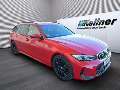 Gebraucht BMW 330e M Sport 292 PS (214 kW) 2023 Melbournerot metallic Kombi
