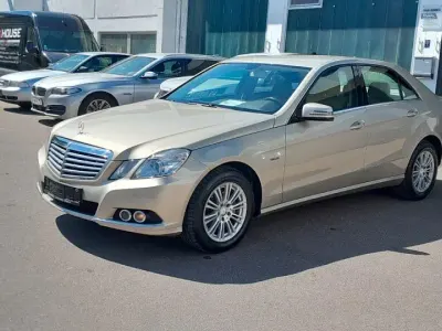 Używany Mercedes E200 184 KM (135 kW) 2010 Beżowy Sedan/Limuzyna