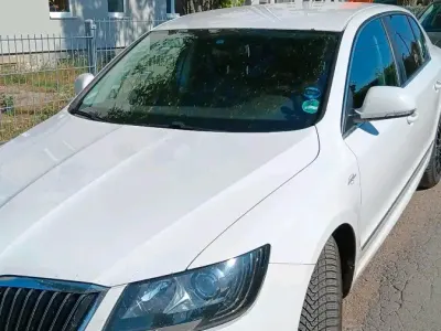 Gebraucht Skoda Superb LAURIN & KLEMENT 171 PS (125 kW) 2013 Weiß Limousine