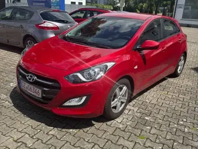 Gebraucht Hyundai i30 Classic 101 PS (74 kW) 2016 Rot Limousine