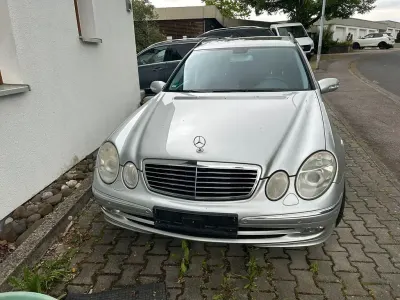 Gebraucht Mercedes E220 150 PS (110 kW) 2005 Silber Limousine