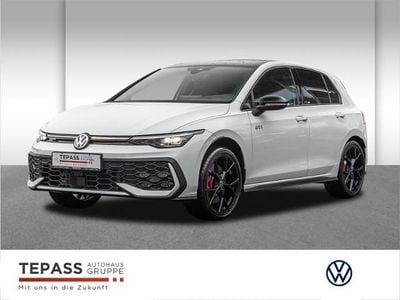 Weiß Neu 2025 VW Golf Style Limousine | 47.660 € (Etwas zu teuer)