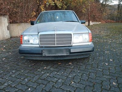 Silber Gebraucht 1988 Mercedes E260 Limousine | 1.700 €