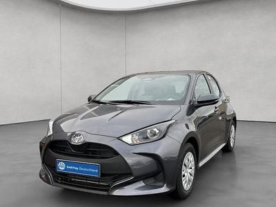 Neu Toyota Yaris Hybrid Business Edition 116 PS (85 kW) 2025 Grau Limousine