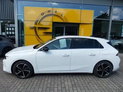 Gebraucht Opel Astra Elegance 181 PS (133 kW) 2022 Jade weiss/arktis weiss Kleinwagen