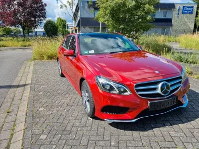 Gebraucht Mercedes E500 Avantgarde 408 PS (300 kW) 2015 Rot Limousine