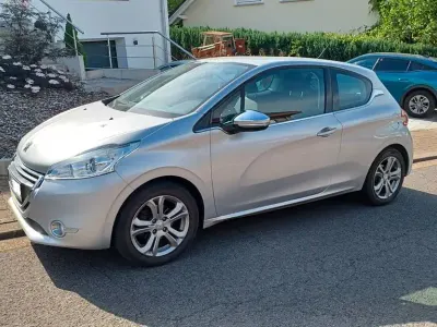 Gebraucht Peugeot 208 Allure 120 PS (88 kW) 2014 Silber Kleinwagen