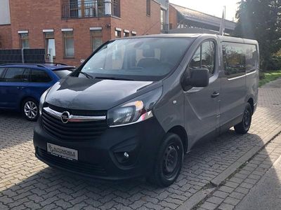 Grau Gebraucht 2016 Opel Vivaro Van / Kleinbus | 10.990 € (Teuer)