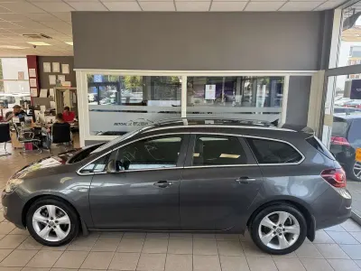 Używany Opel Astra Sport 179 KM (131 kW) 2010 Czarny Kombi