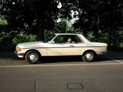 Gebraucht Mercedes 230 109 PS (80 kW) 1979 Beige Coupé