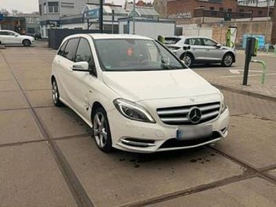 Gebraucht Mercedes B180 122 PS (89 kW) 2012 Weiß Van / Kleinbus