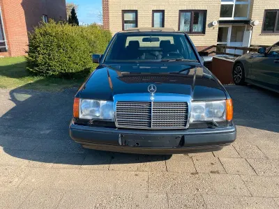 Gebraucht Mercedes E230 132 PS (97 kW) 1992 Schwarz Limousine