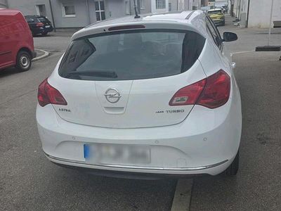 Usata Opel Astra 140 CV (102 kW) 2013 Bianco Berlina