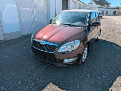 Używany Skoda Fabia 70 KM (51 kW) 2012 Czerwony Sedan/Limuzyna