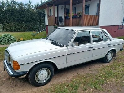 Gebraucht Mercedes E300 88 PS (64 kW) 1979 Weiß Limousine
