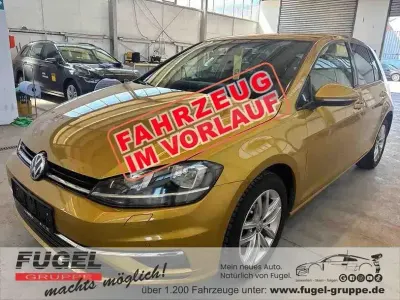 Używany VW Golf VII Comfortline 150 KM (110 kW) 2018 Żółty Sedan/Limuzyna