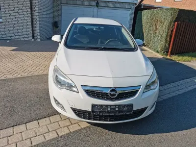 Gebraucht Opel Astra Edition 140 PS (102 kW) 2012 Weiß Kombi