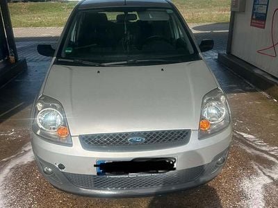 Gebraucht Ford Fiesta 75 PS (55 kW) 2009 Silber Kleinwagen