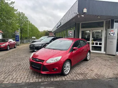 Gebraucht Ford Focus Champions Edition 101 PS (74 kW) 2013 Rot Limousine