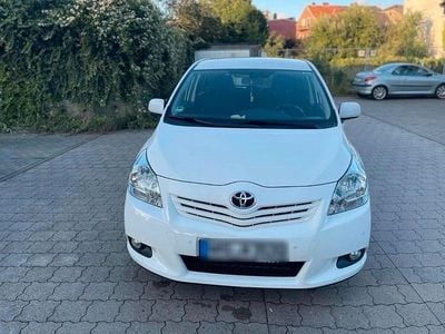 Gebraucht Toyota Verso 116 PS (85 kW) 2012 Weiß Van / Kleinbus