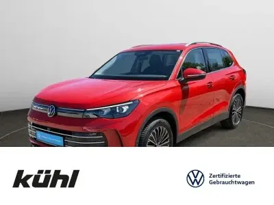 Gebraucht VW Tiguan Elegance 150 PS (110 kW) 2024 Persimmon red metallic SUV