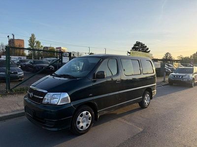 Begagnad Toyota HiAce 117 HK (86 kW) 2010 Grön Van