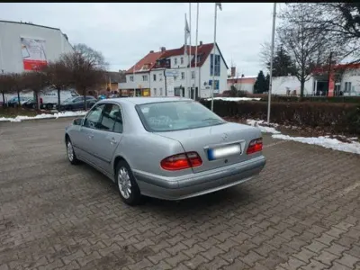 Gebraucht Mercedes E220 Classic 143 PS (105 kW) 2001 Silber Limousine