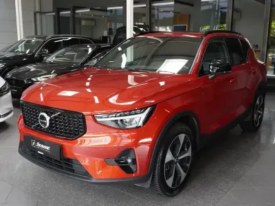 Gebraucht Volvo XC40 Plus 163 PS (119 kW) 2024 Fusion red / metallic SUV