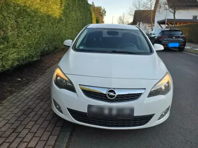 Gebraucht Opel Astra 165 PS (121 kW) 2012 Weiß Limousine