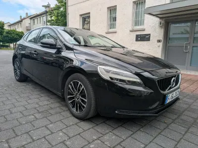 Gebraucht Volvo V40 Momentum 120 PS (88 kW) 2016 Schwarz Limousine