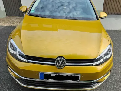 Gebraucht VW Golf VII Highline 150 PS (110 kW) 2017 Gold Limousine