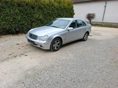 Second-hand Mercedes C200 163 CP (119 kW) 2001 Argintiu Berlinǎ